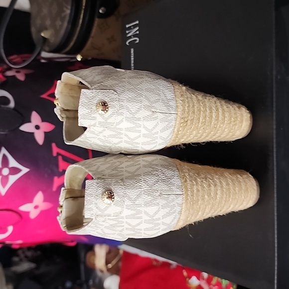 New Michael kors  Wedge Sandle size 9 - Picture 4 of 6